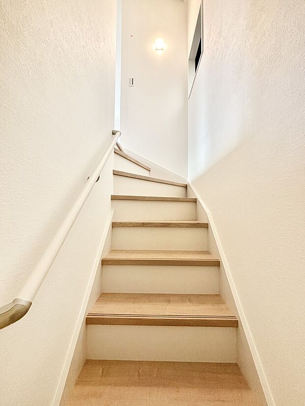 階段は手すり付きなので小さなお子さまやご高齢の方も安心です