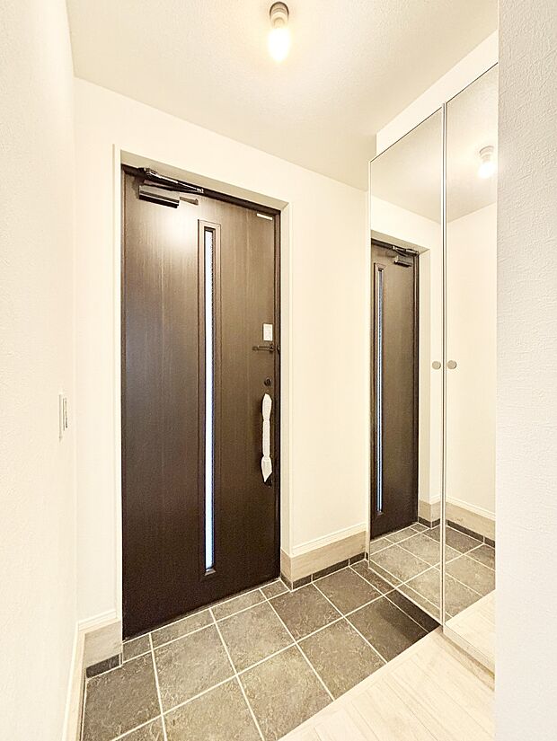 天井までのミラーが空間に広がりを感じさせてくれます