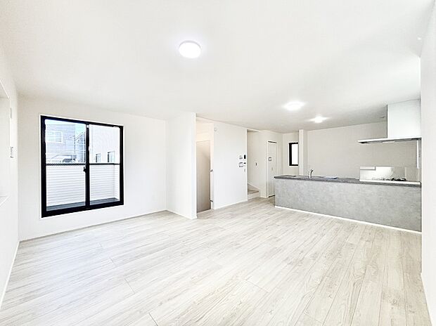 ご家族の賑やかな話し声で包まれる明るいリビング