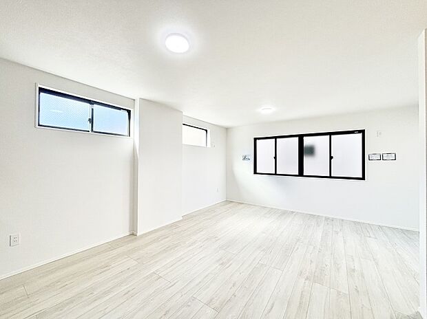 大きな窓からたっぷりの陽光と風を感じられるリビング