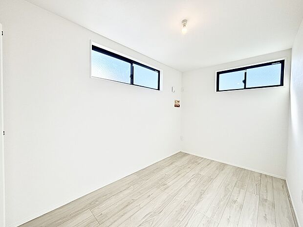 窓からのやさしい光が心地よいプライベートルーム