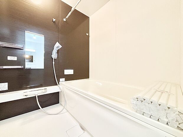 一日の疲れを癒してくれる明るい清潔感のあるバスルーム