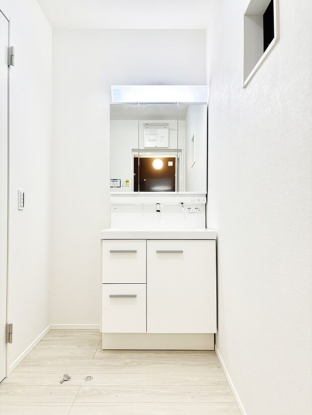 収納力と機能性に優れた洗面化粧台