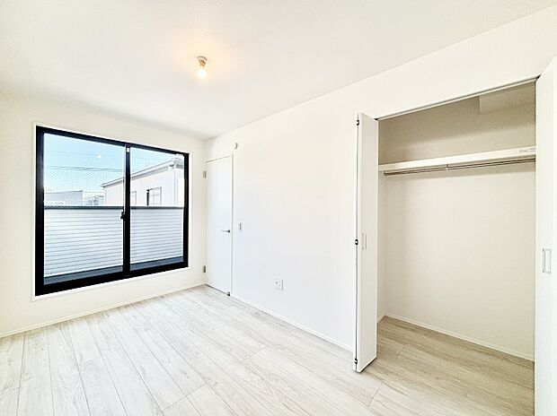 バルコニーが開放感をプラスしてくれる洋室