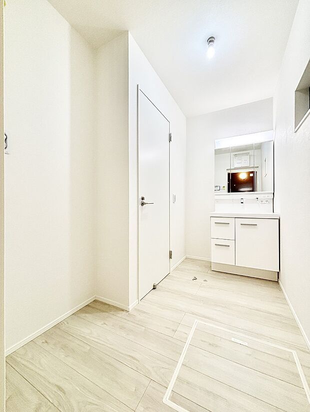 清潔感ある洗面化粧室で朝の身支度も快適