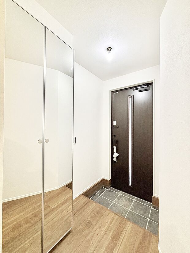 ガラススリットの入った玄関ドアが室内に光を届けてくれます