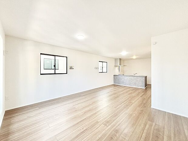 ご家族の賑やかな話し声で包まれる明るいリビング