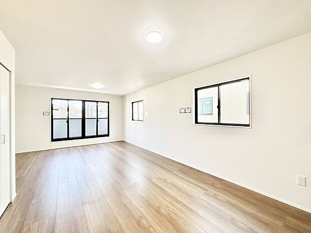 大きな窓からたっぷりの陽光と風を感じられるリビング