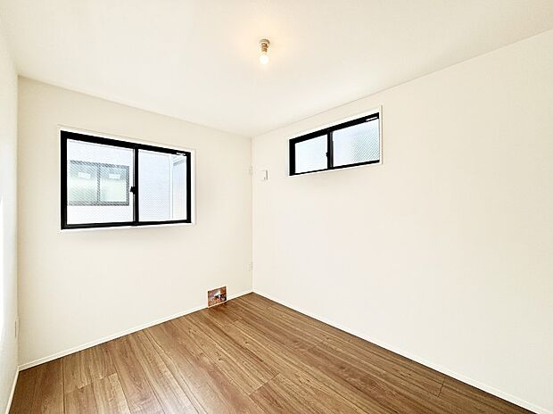 窓からのやさしい光が心地よいプライベートルーム