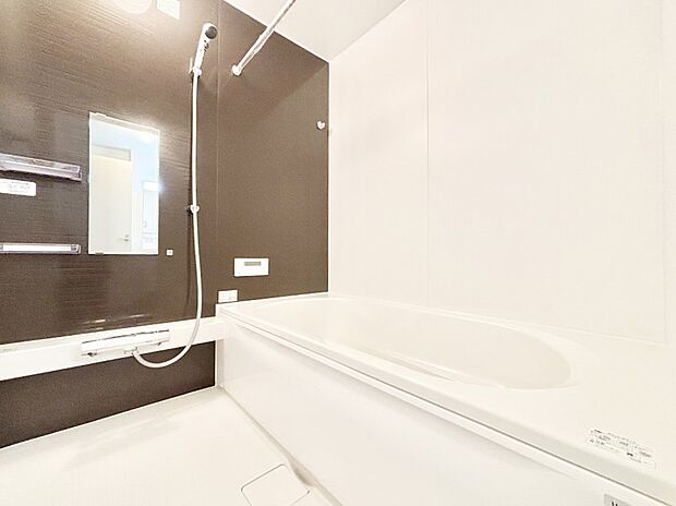 一日の疲れを癒してくれる明るい清潔感のあるバスルーム