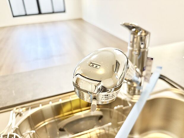 いつでも清潔なおいしいお水を。一つの水栓で水道水と浄水を使い分け。