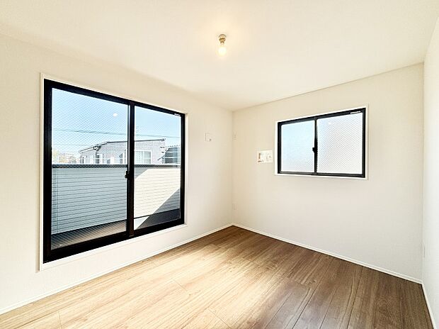 バルコニーが開放感をプラスしてくれる洋室