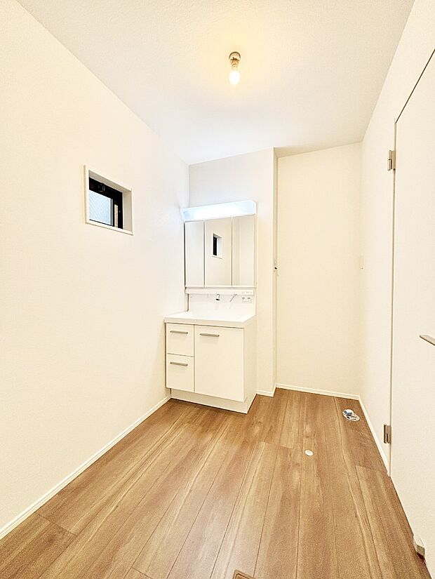 清潔感ある洗面化粧室で朝の身支度も快適