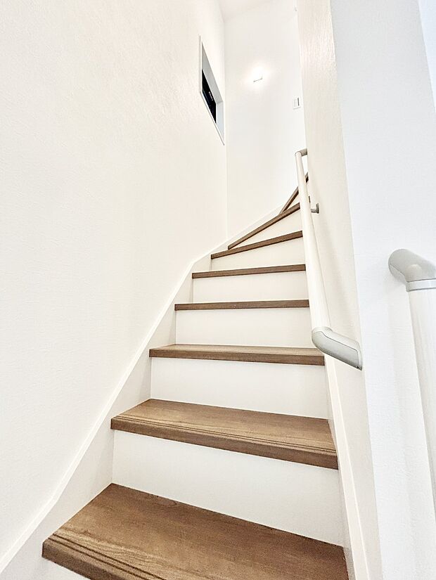 階段は手すり付きなので小さなお子さまやご高齢の方も安心です