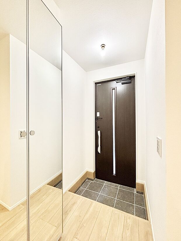 天井までのミラーが空間に広がりを感じさせてくれます 