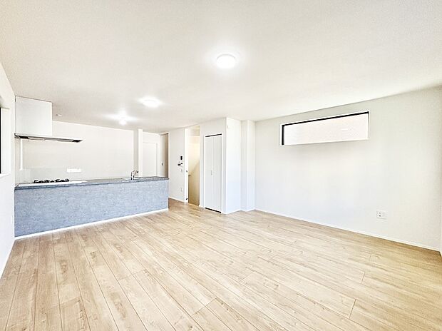 ご家族の賑やかな話し声で包まれる明るいリビング