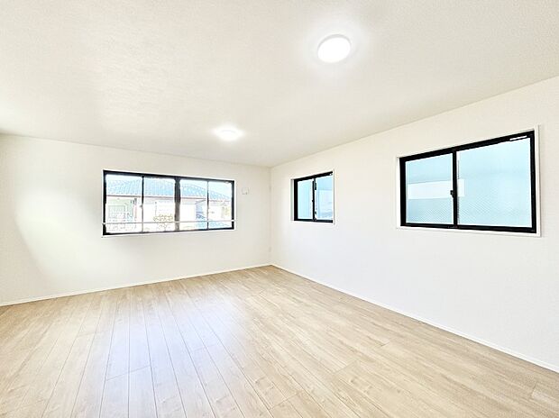 たくさんの窓からたっぷりの陽光と風を感じられるリビング