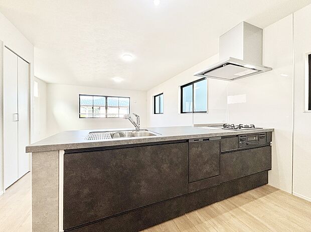 広々とした使い勝手の良いキッチンで日々のお料理も楽しくなりそう