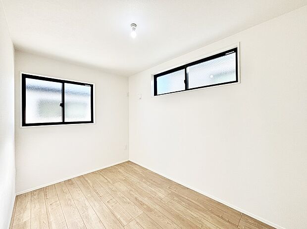 窓からのやさしい光が心地よいプライベートルーム