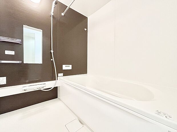 一日の疲れを癒してくれる明るい清潔感のあるバスルーム