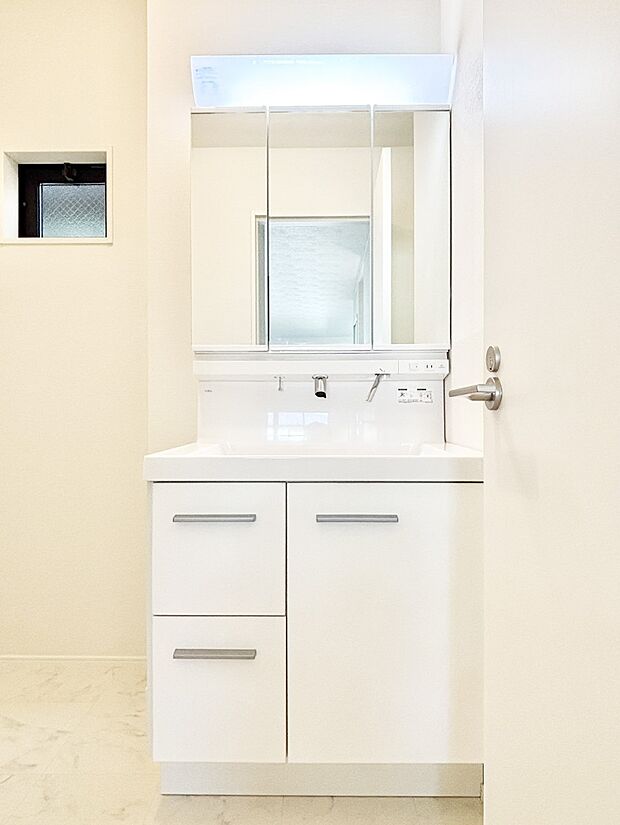 収納力と機能性に優れた洗面化粧台