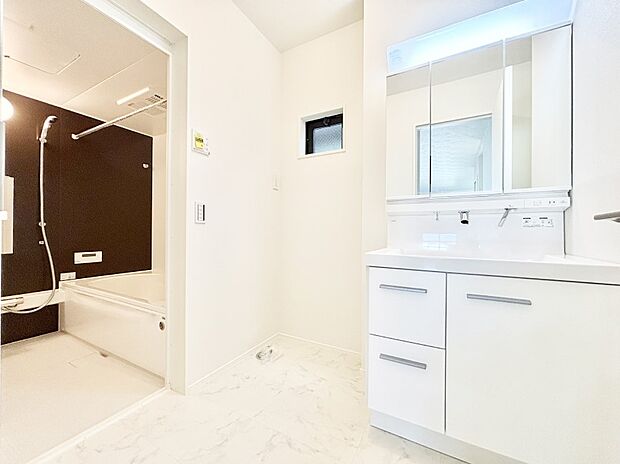 清潔感ある洗面化粧室で朝の身支度も快適