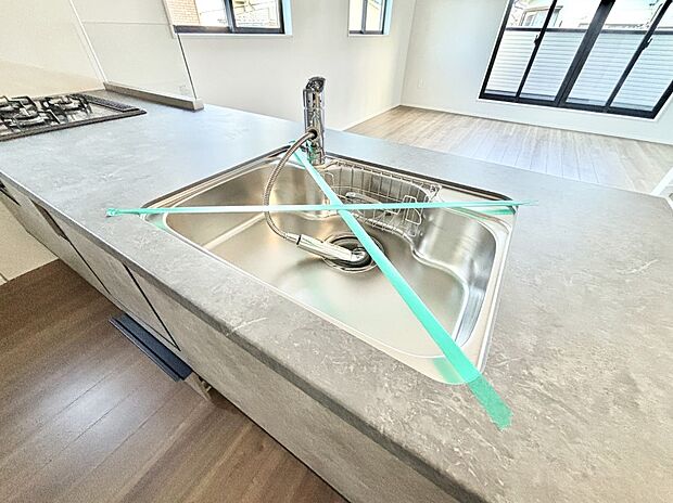 広々としたシンクでお料理やお皿洗いもラクラク快適に！