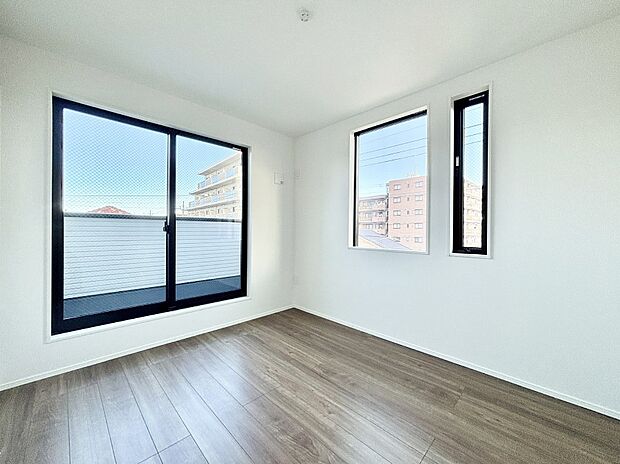 バルコニーが開放感をプラスしてくれる洋室