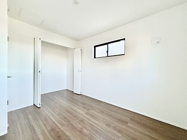 やさしい光がさしこむ居室はしっかり収納付き  　