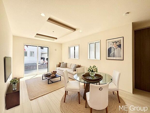 ご家族の賑やかな話し声で包まれる明るいリビング ※家具はCGです