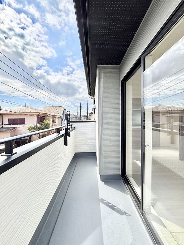 ゆったりバルコニーだから沢山お洗濯ものを干せます。