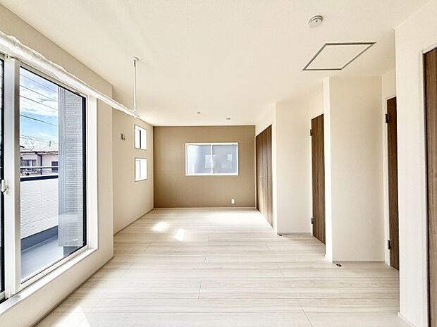 明るいバルコニーサイドに洋室を設置。目覚めの良い寝室に。