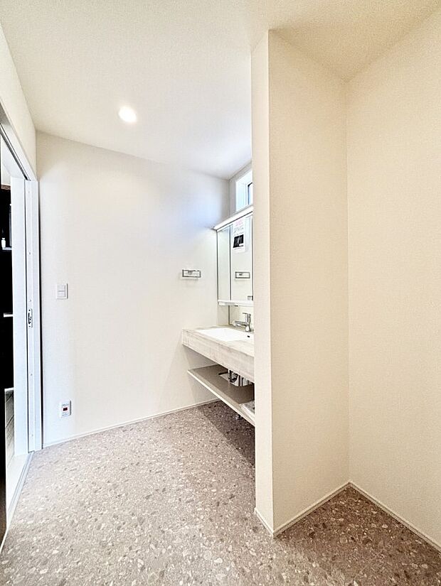 清潔感のある快適空間です。毎日の身支度も気持ち良くお使い頂けます。