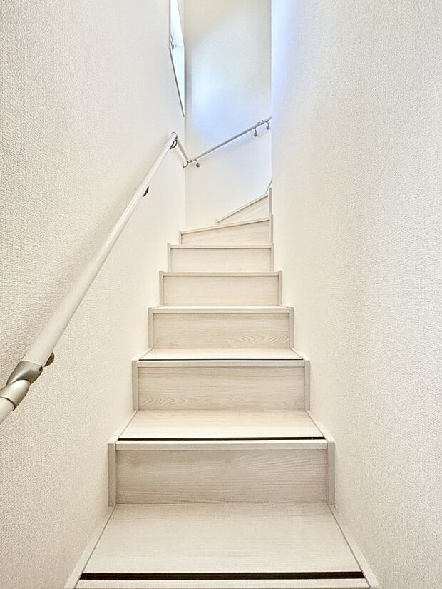 安全性を考慮し階段には手すりを設置しています