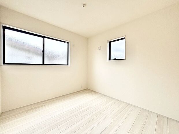 2面採光で気持ちよく自然光が取り入れられるのでお子様のお部屋にもピッタリ