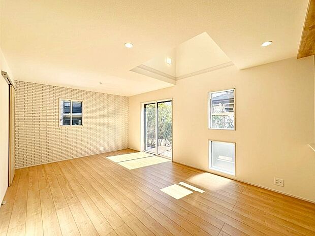 アクセントクロスがお洒落なリビング。家族でのんびりくつろげる広々スペース。