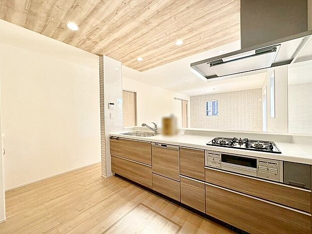 カウンター越しに楽しいおしゃべり。いつものお料理がもっと美味しくなりそうですね。