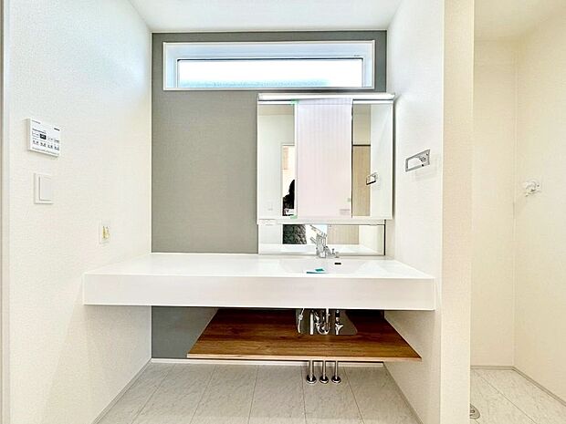 三面鏡の裏に、化粧品や衛生用品などを収納可能。洗面台をすっきりと保ちます!