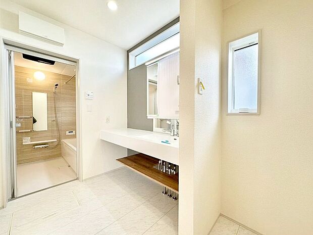 小窓がついているので湿気の多い場所でも換気ができ快適です。毎日の身支度を気持ち良く行えますね。