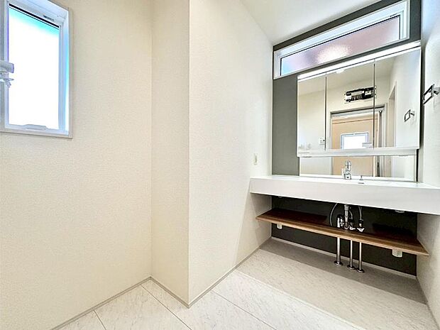 清潔感のある快適空間です。毎日の身支度も気持ち良くお使い頂けます。