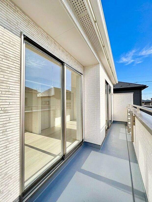 暖かな陽光が降り注ぐバルコニーはお洗濯におすすめ。爽やかな風も心地よいです。