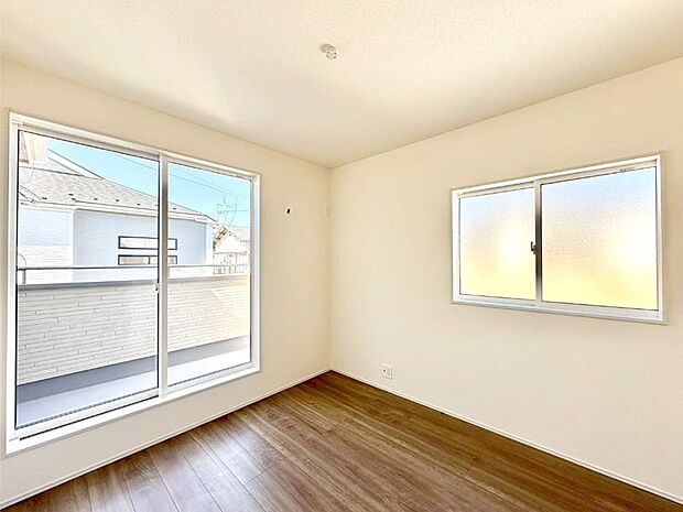 バルコニーが開放感をプラスしてくれる洋室