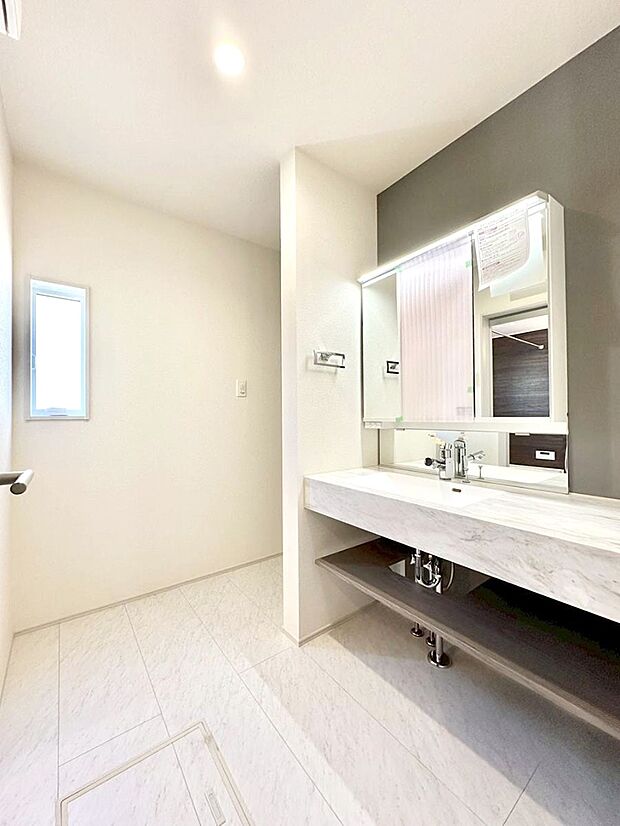 清潔感のある快適空間です。毎日の身支度も気持ち良くお使い頂けます。