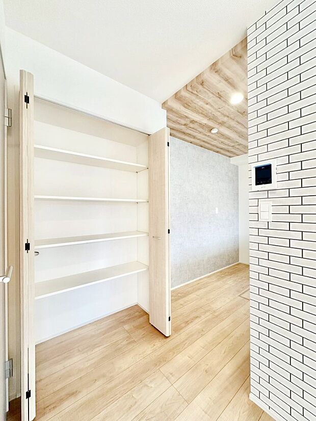 キッチン横収納。食器や食材のストックはもちろん、日用品の収納など使い方はいろいろ