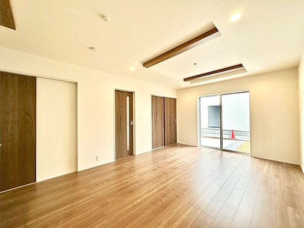 明るい陽光が注ぎ、寛ぎの雰囲気に満たされるリビング・ダイニング。