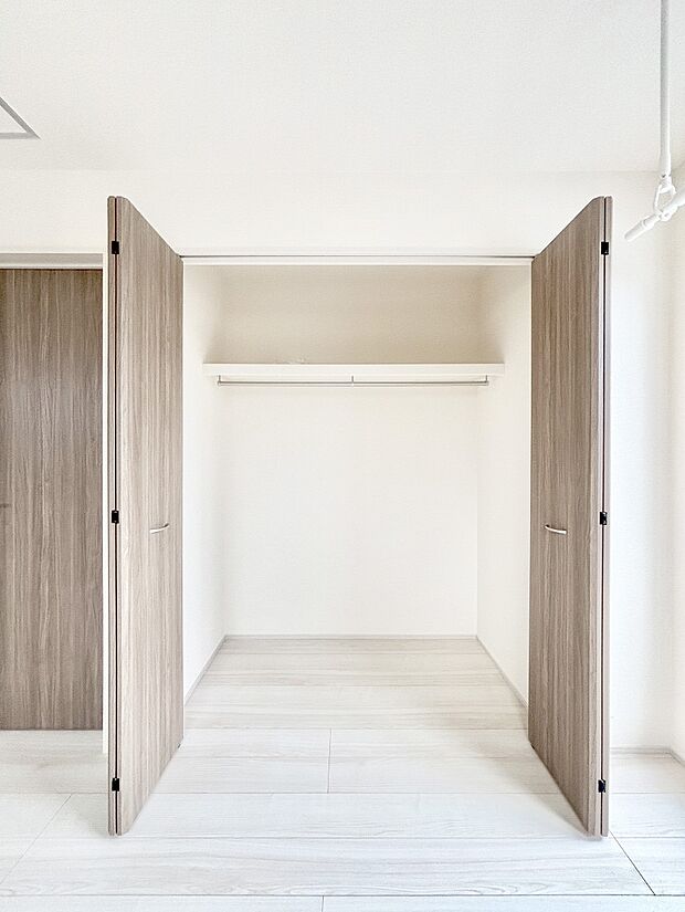 洋室のクローゼット。奥行きがあるので厚手の衣類もすっきり収まります。