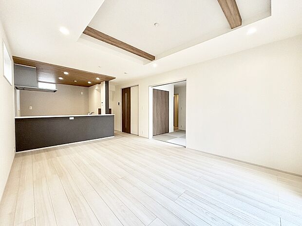 明るい陽光が注ぎ、寛ぎの雰囲気に満たされるダイニング。