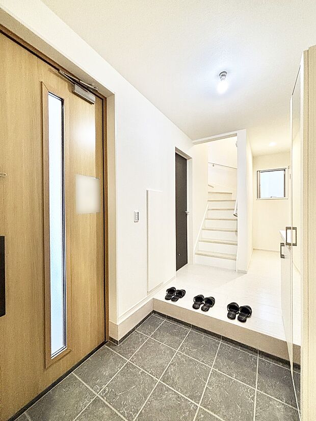 ガラススリットの入った玄関ドアが室内に光を届けてくれます