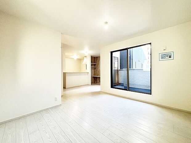 ご家族の賑やかな話し声で包まれる明るいリビング