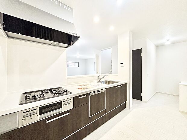 広々とした使い勝手の良いキッチンで日々のお料理も楽しくなりそう